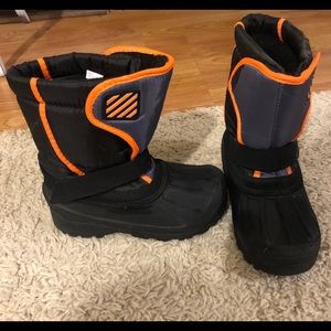 Boys snow boots. Worn a couple times! EUC